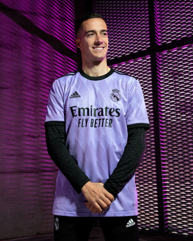 レアル・マドリー、2022-23新アウェイユニフォーム発表！「昔のアディダス風」デザイン｜写真4