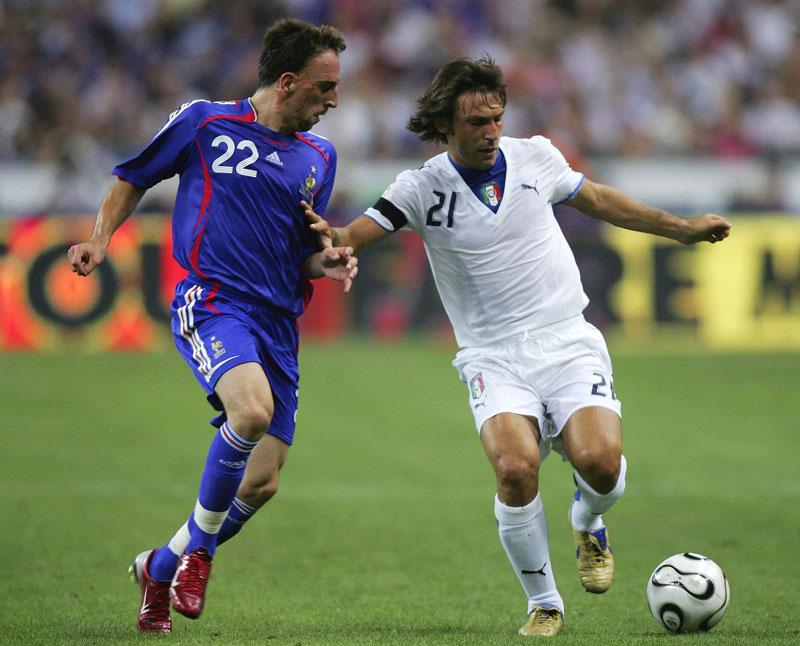 有名デザイナーとのコラボ実現！イタリア代表、「2006アウェイ」ユニフォーム｜写真3