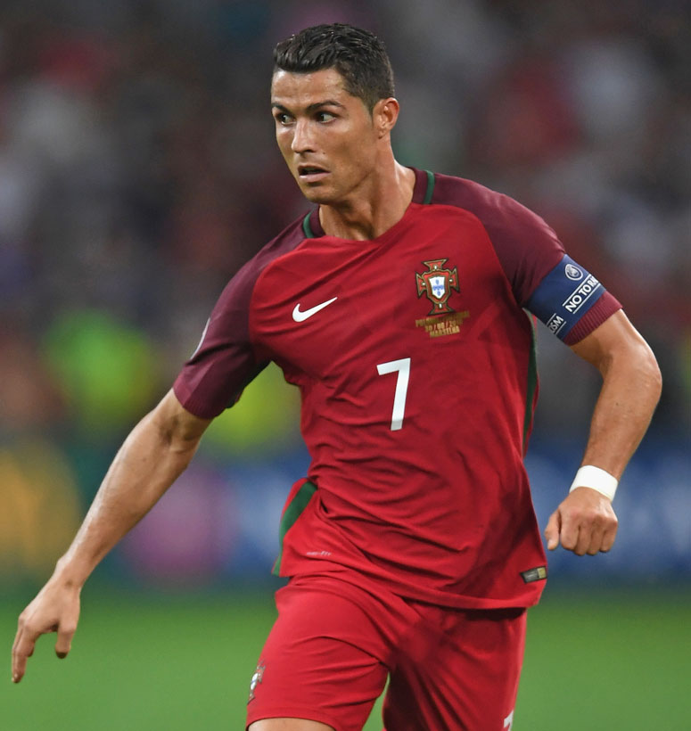 過去8大会のEURO「決勝戦ユニフォーム」、色はこんな感じだった｜写真23