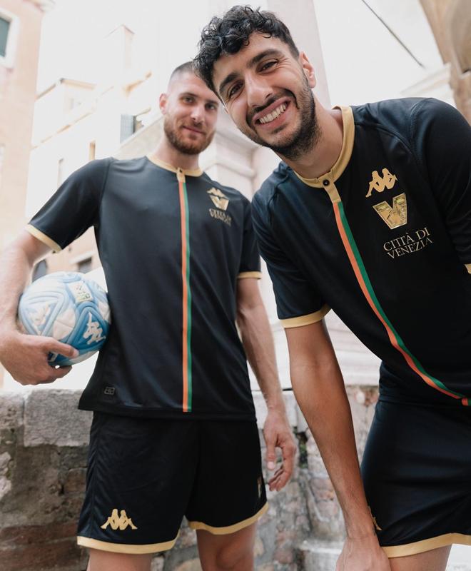 この秋「街着にしてみたい」おしゃれサッカーユニフォーム5選｜写真12