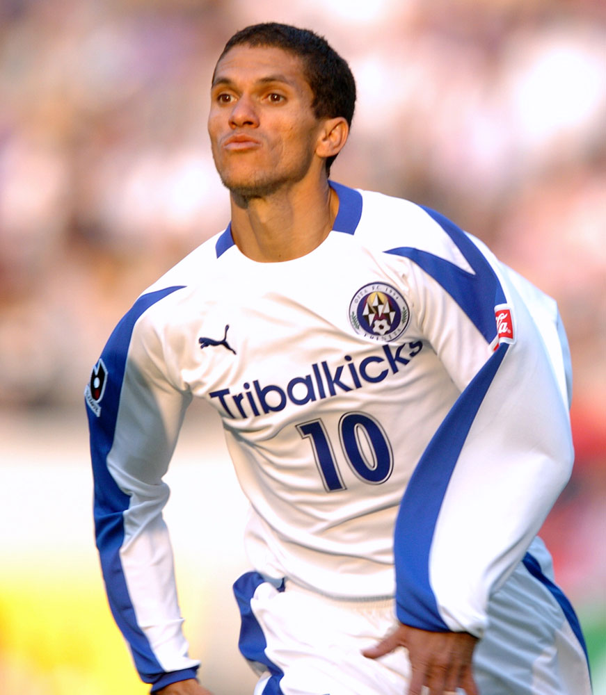 愛しすぎ！Jリーグでユニサプライヤーの「一社一筋」を貫く5つのチーム｜写真7