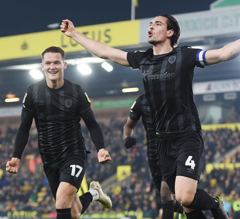 黒ずくめの組織…みたいな「超・漆黒のユニ」を8着そろえてみた｜写真12