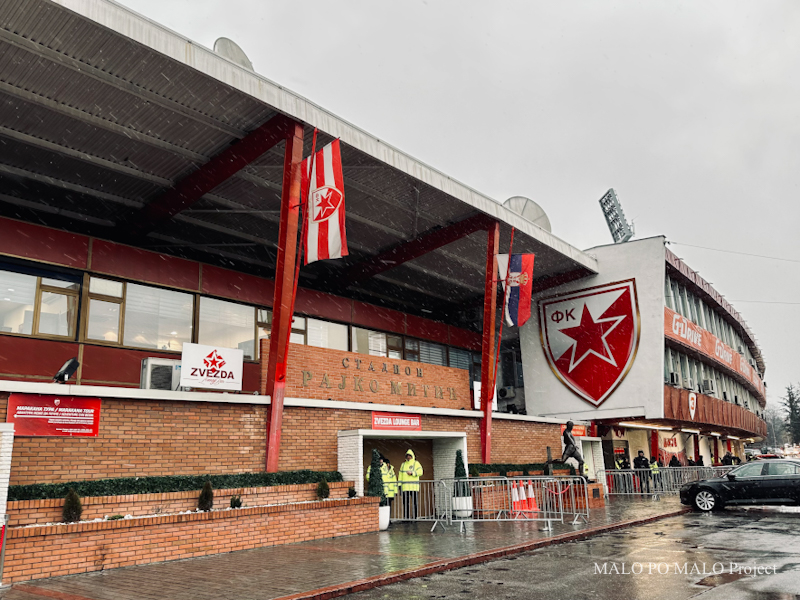 日本人女性が撮った「ミハイロヴィッチ追悼試合」…“隠されたピクシー”の違和感と紅く燃えたスタンド｜写真3