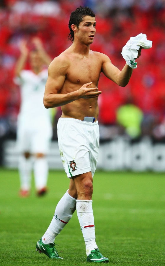 筋肉王！クリスティアーノ・ロナウド、EURO5大会の歴代筋肉まとめ｜写真7