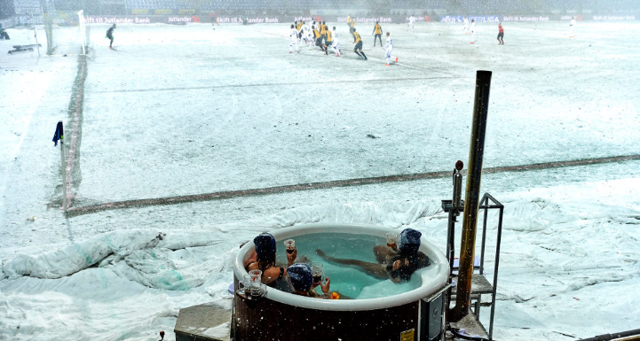 雪のなか美女が「プールで試合観戦」！仰天の“ジャグジー席”が登場｜写真1