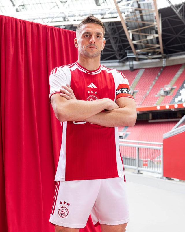 エンブレムは懐かしの“ど真ん中”！アヤックスが23-24新ユニ発表　女子ユニは「黄金期感」が半端ない｜写真5