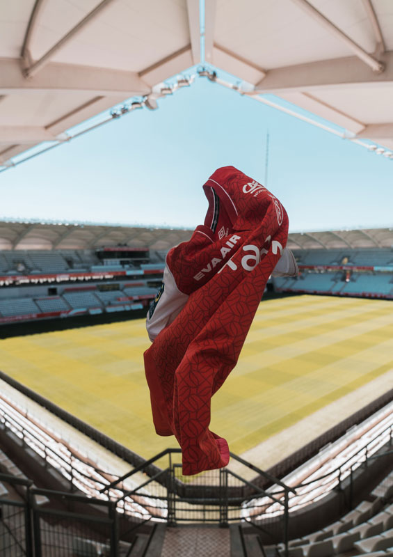 伊東純也が登場！スタッド・ランス、23-24新ユニ発表 「2つのランス」が無限に絡むデザイン｜写真5