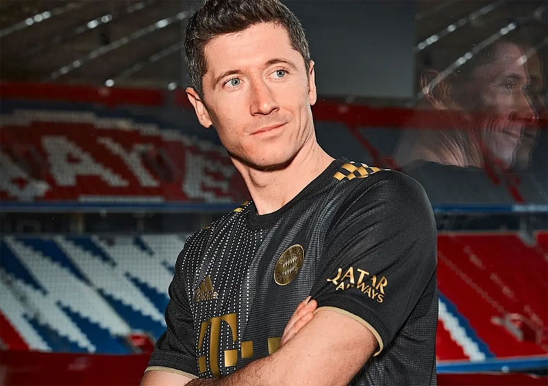 バイエルン、「ブラック＆ゴールド」2021-22新アウェイユニフォームを発表！｜写真5