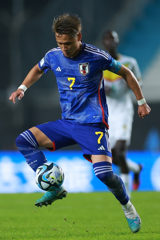 セネガル戦で決勝点の松木玖生！「adidas」のロゴにキスをしてしまう…履いているスパイクはこれ｜写真3