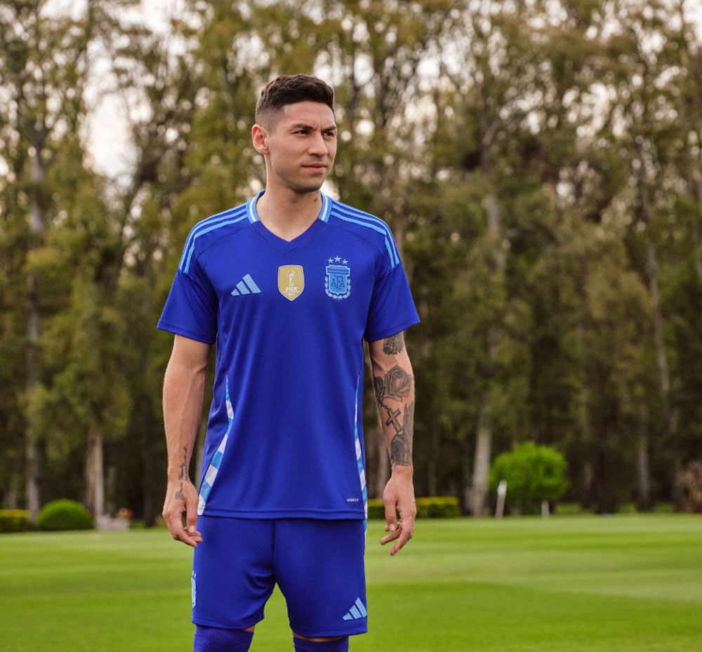 アルゼンチン代表、コパ・アメリカ2024に向けた新ユニフォームを発表！「W杯王者の栄光」を表現｜写真9