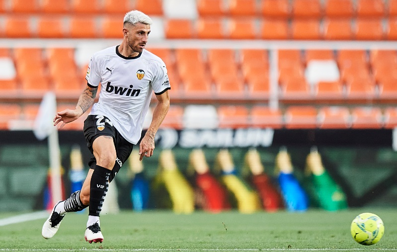 アーセナル冨安のデカさよ！超激レアな「188cm以上のメガトンサイドバック」｜写真3