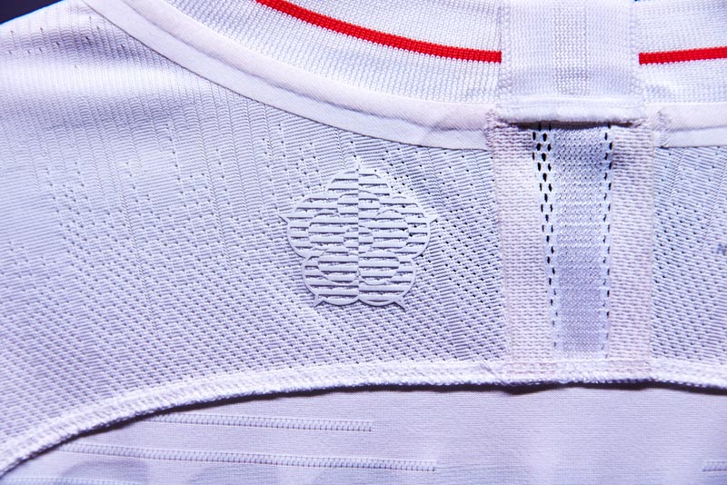 イングランド代表、ロシアW杯ホームユニフォームは「伝統と最新技術」の融合｜写真5