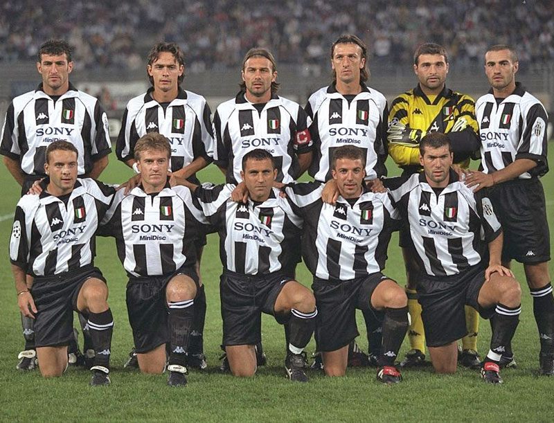 「日本企業が胸スポンサー」の最高にカッコいいユニフォーム5選｜写真9