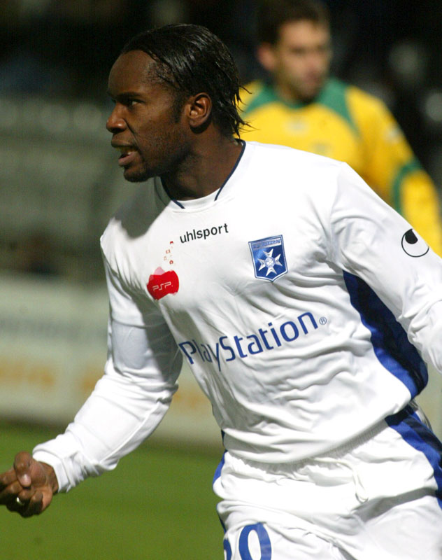 世界中で人気『PlayStation』の胸ロゴ！実は“プレステ3”まであるのを知っているか｜写真3