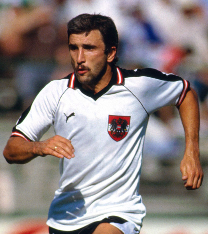 街着に使えそう！1982年W杯の「シンプルな代表ユニフォーム」8選｜写真2