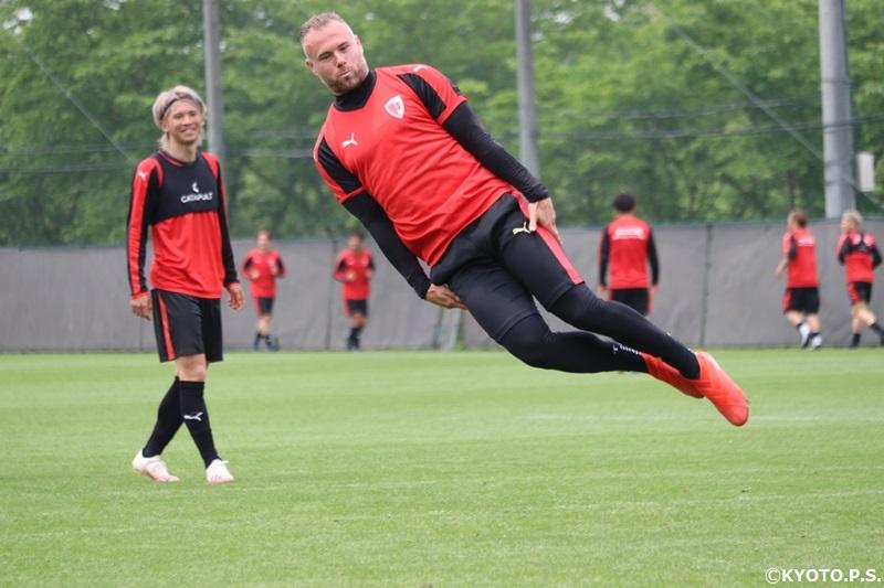 【月間表彰】J2最強DFヨルディ・バイスに聞いた！「今季の京都」「攻撃参加」「ゴールパフォーマンス」｜写真2