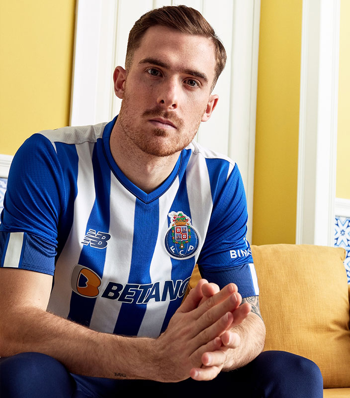 名門ポルト、2022-23新ユニフォーム発表！シンプルな縦じまデザイン｜写真3