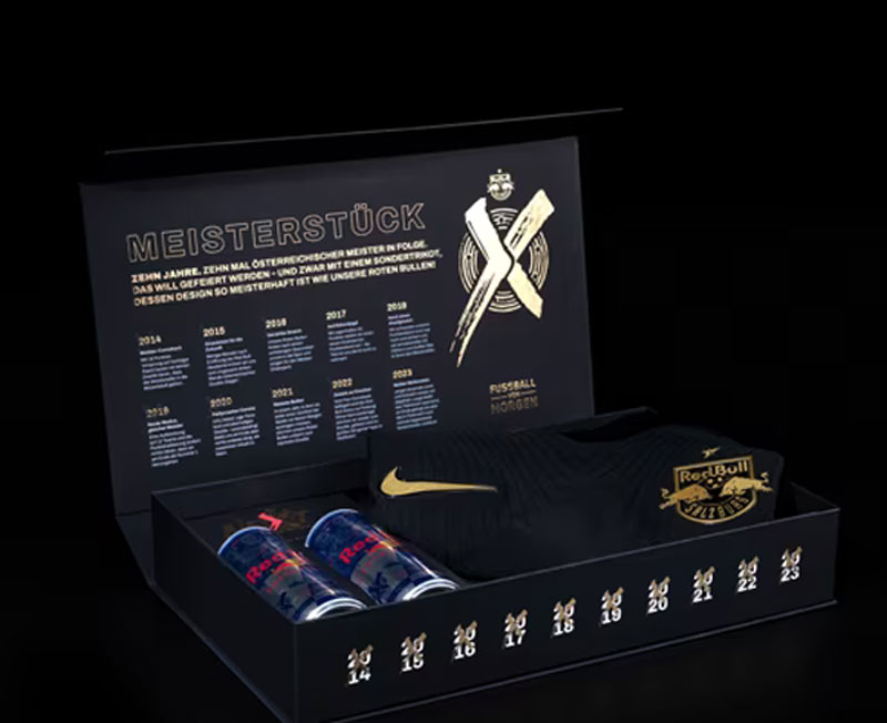 レッドブル・ザルツブルク、「10連覇記念」限定ユニ登場！“レッドブル缶”が豪華2本付き｜写真6