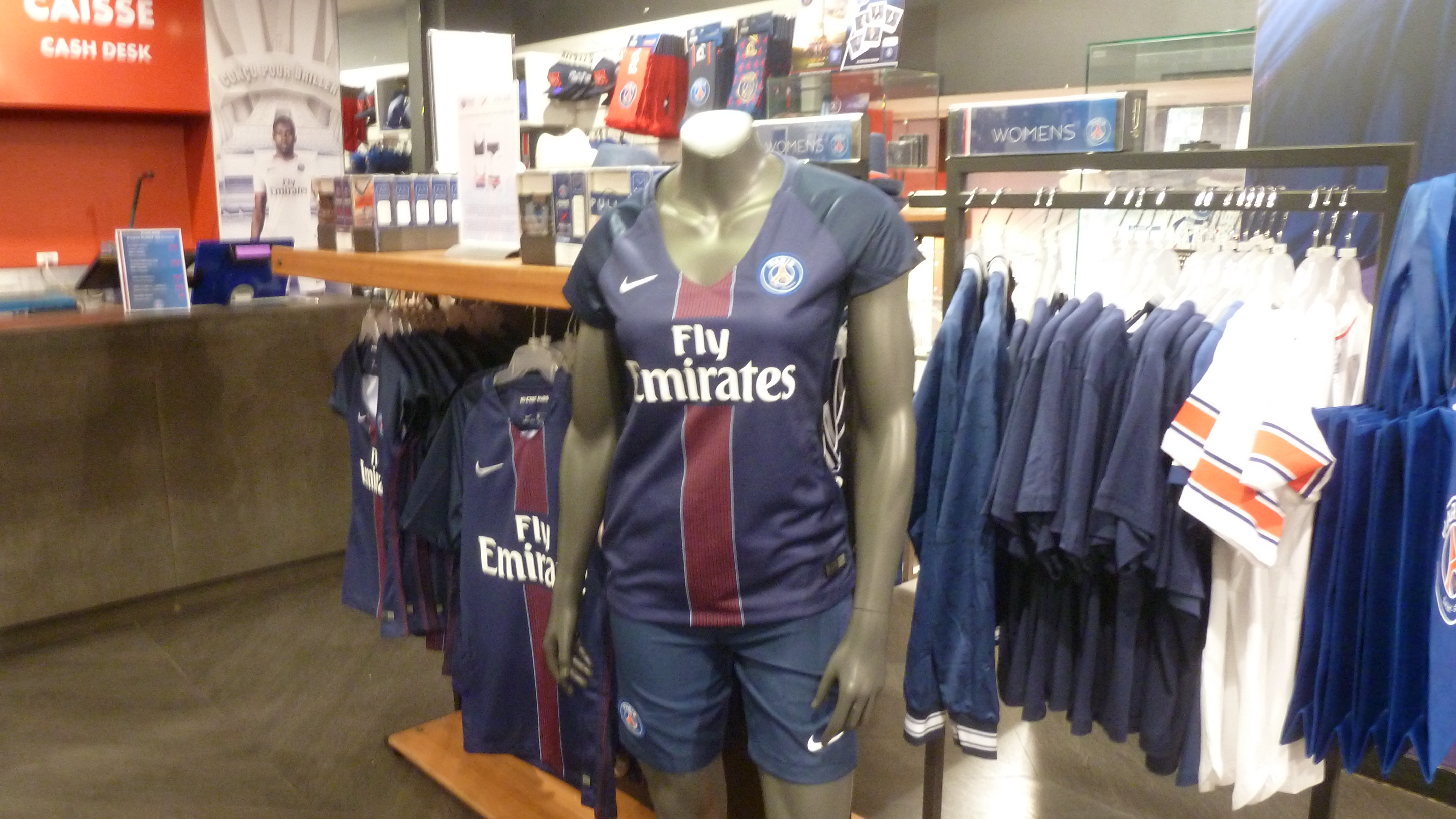 世界一オシャレ？「PSGのオフィシャルショップ」に行ってみた！｜写真7