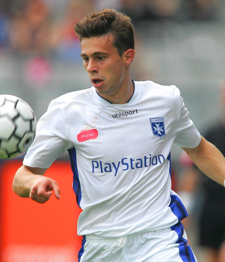 ゲームの“胸ロゴ”とサッカーユニフォーム！熱き「伝説の最強コンビ」6選｜写真3