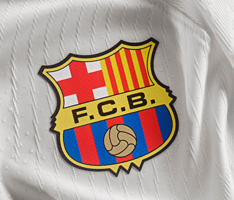 “白ユニ”が復活！バルセロナ、23-24新アウェイユニを発表　エンブレムは「旧デザイン」が再登場｜写真4