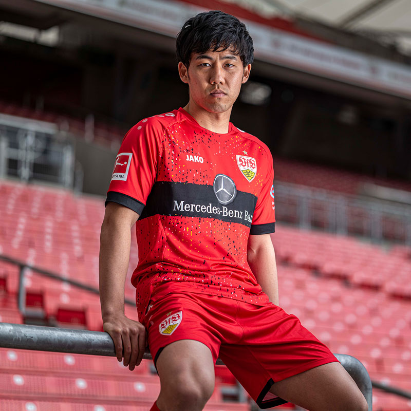 遠藤航がモデル！シュトゥットガルト、2021-22アウェイユニフォームを発表｜写真4