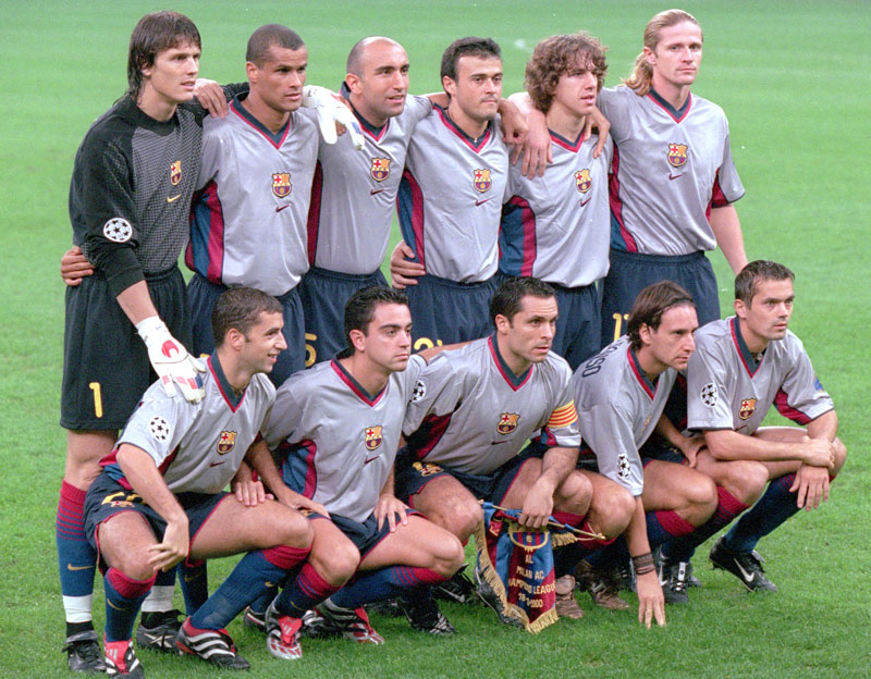 バルセロナ、「十字勲章30周年」の22-23新サードユニフォーム発表！色は“復活のグレー”｜写真3