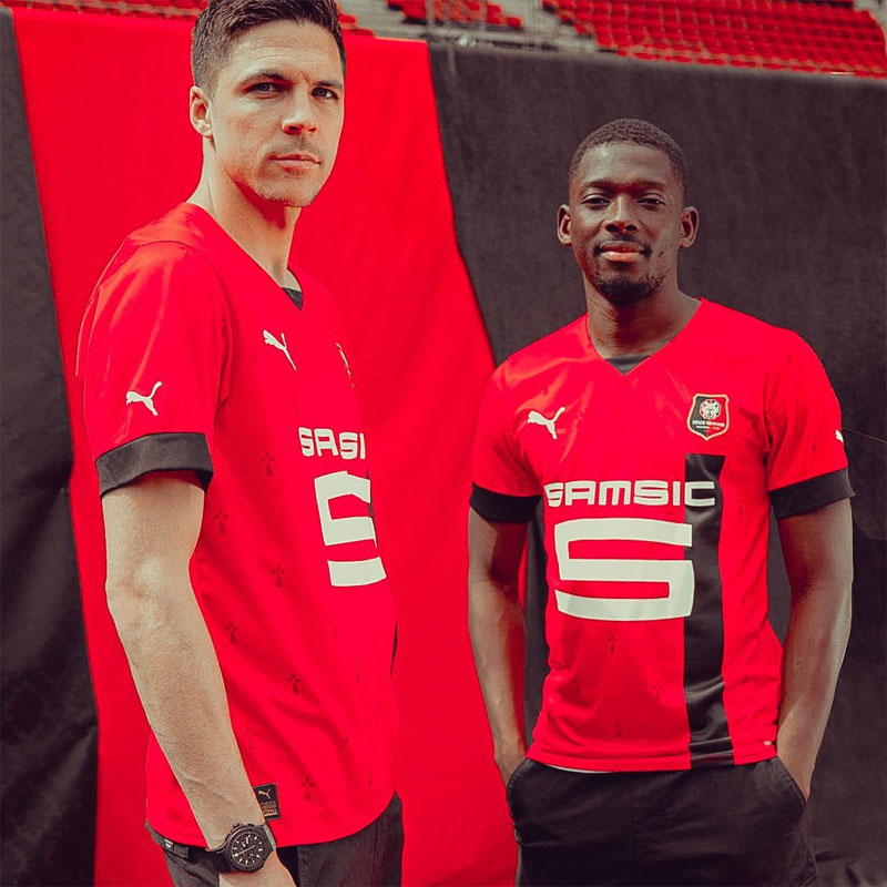 レンヌが2022-23新ユニフォームを発表！「片側ストライプ」がスタイリッシュ｜写真4