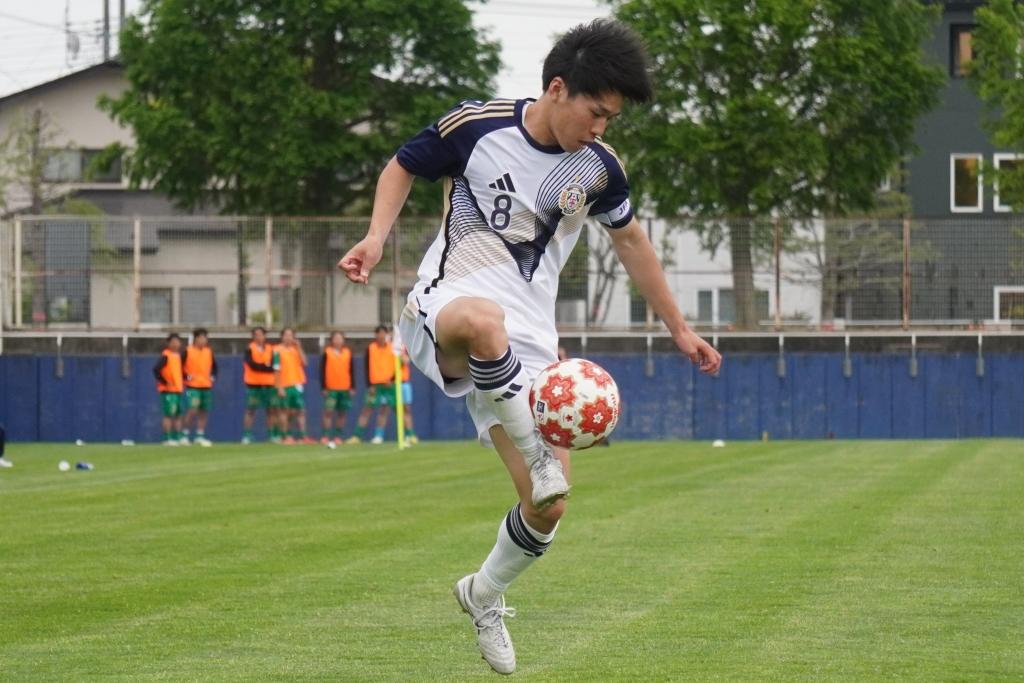 「いつかこいつらとやりたい」大学4年目でトップチームに入った東洋大MF相澤亮太がジャイキリ誓う｜写真3