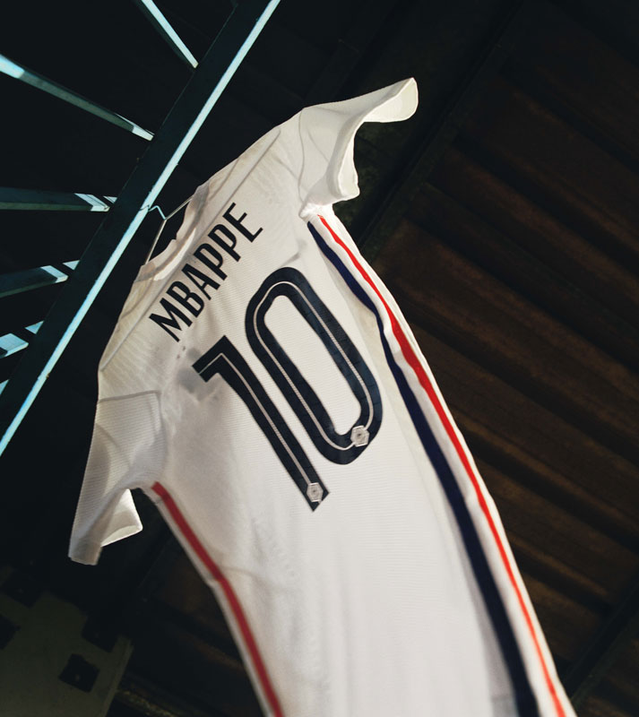 フランス代表、EURO2020に向けた新ユニフォーム発表！胸には「98年の象徴」｜写真6