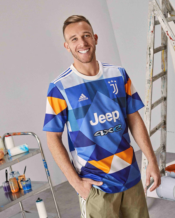 ホームで着用！ユヴェントス、「芸術家とコラボ」の新ユニフォームを発表｜写真6