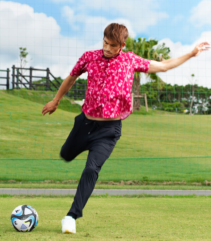 リゾート感はJ最強！FC琉球が発売した「公式スーツ」、南国沖縄“かりゆしデザイン”が最高すぎる｜写真9