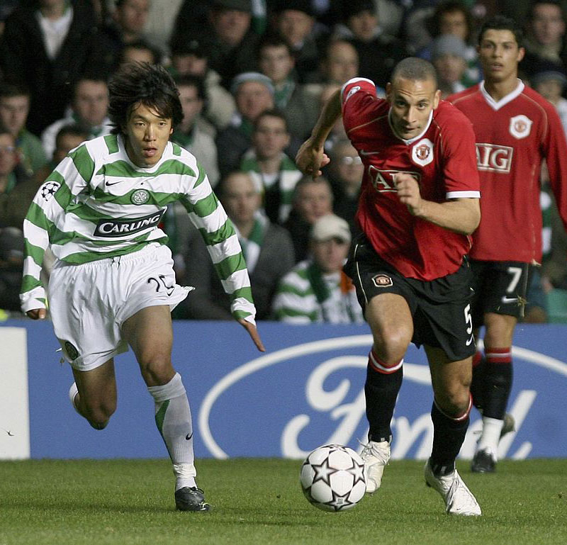 中村俊輔、神となったセルティック時代「伝説のユニフォーム」を見る｜写真3