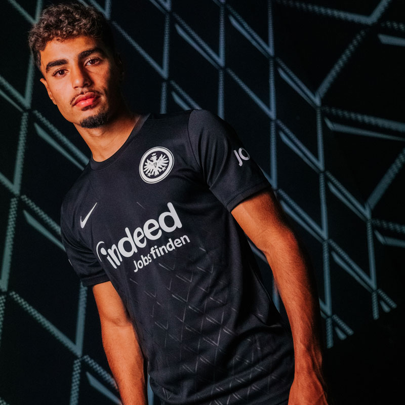 フランクフルト、“初のCL”に向けた漆黒の新ユニフォームを発表！デザインは「お酒のグラス」｜写真5