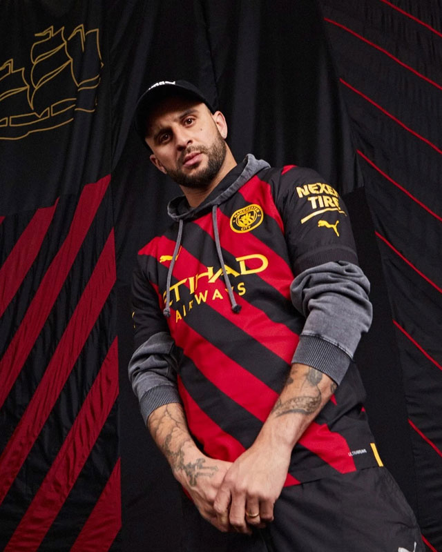 マンチェスター・シティ、22-23新アウェイユニフォーム発表！「伝説の赤黒復活」｜写真5