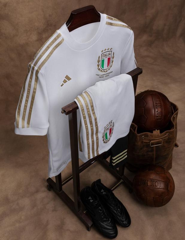 イタリア代表、優雅な125周年記念ユニがデビュー！“選手用”は「どうして少し違ったのか」｜写真7