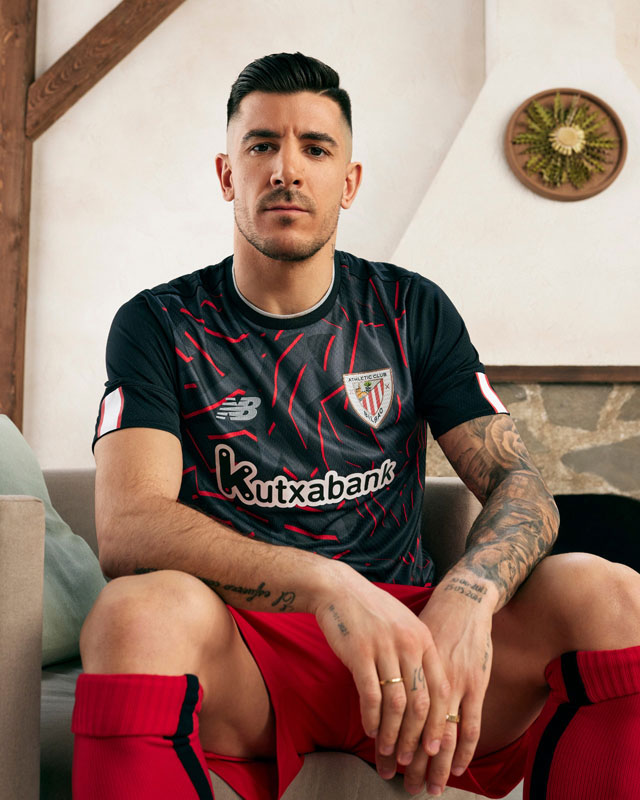 アスレティック・ビルバオ、2022-23新アウェイユニフォーム発表！胸に「荒々しいライオン」｜写真4