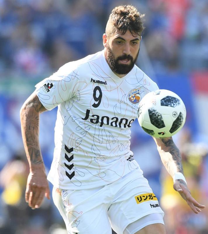 V・ファーレン長崎、「史上最高のユニ」7着！折り鶴が舞う“平和祈念”は世界が知るべきデザイン｜写真2