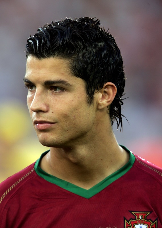 イケメン爆発！Ｃ・ロナウド、デビュー以降の「髪型変遷」がこれ｜写真4