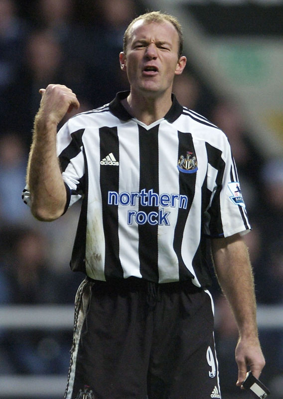 武藤嘉紀の新天地、ニューカッスルの「25年間分のホームキット」をまとめて見る｜写真10