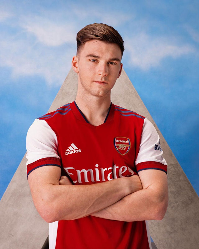 アーセナル、21-22新ユニフォームを発表！シンプルな「伝統デザイン」｜写真4