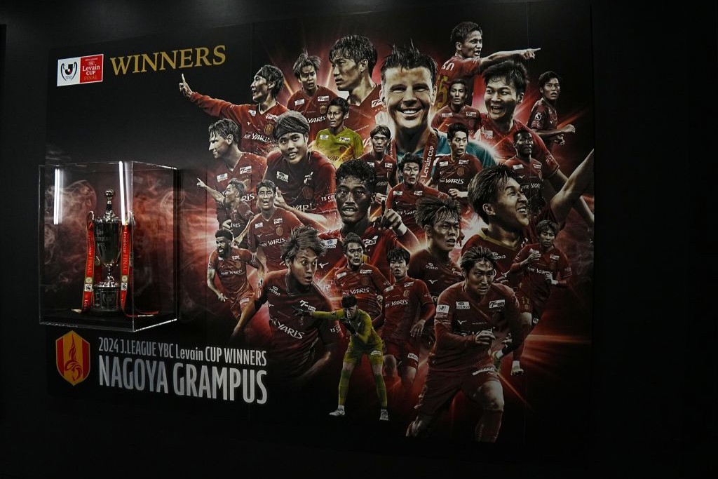 Jリーグオフィスのチャンピオンモニュメントを撮影！J1連覇の神戸とリーグ杯覇者の名古屋のラッピングは迫力満点｜写真5