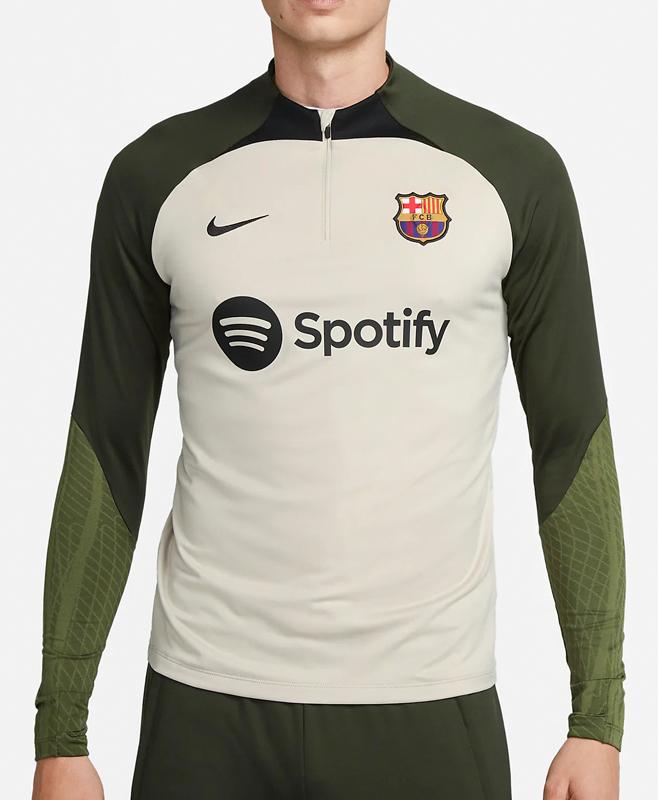 バルセロナに「NIKE新作トレーニングウェア」登場！色鮮やかな“プレマッチトップ”は要注目｜写真2