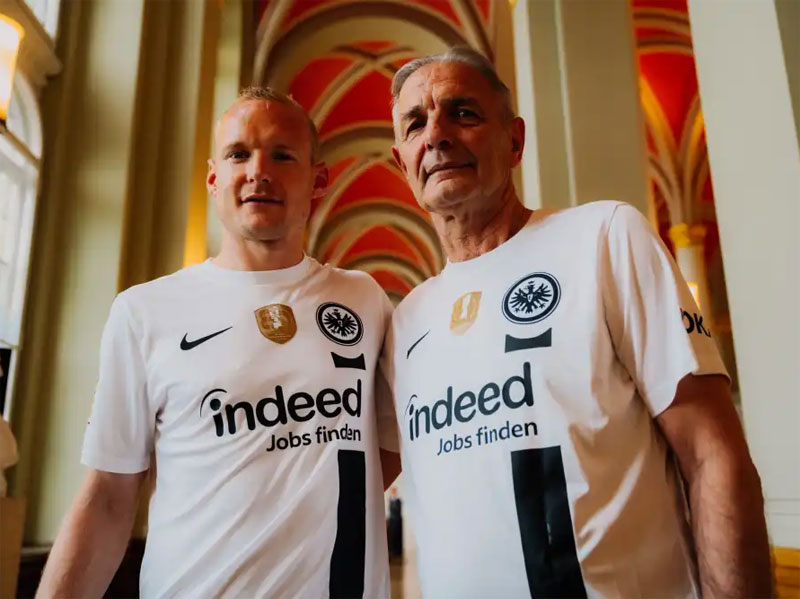 フランクフルト、DFBポカール「決勝戦限定ユニフォーム」が登場！鎌田大地“最後のユニ”に｜写真6