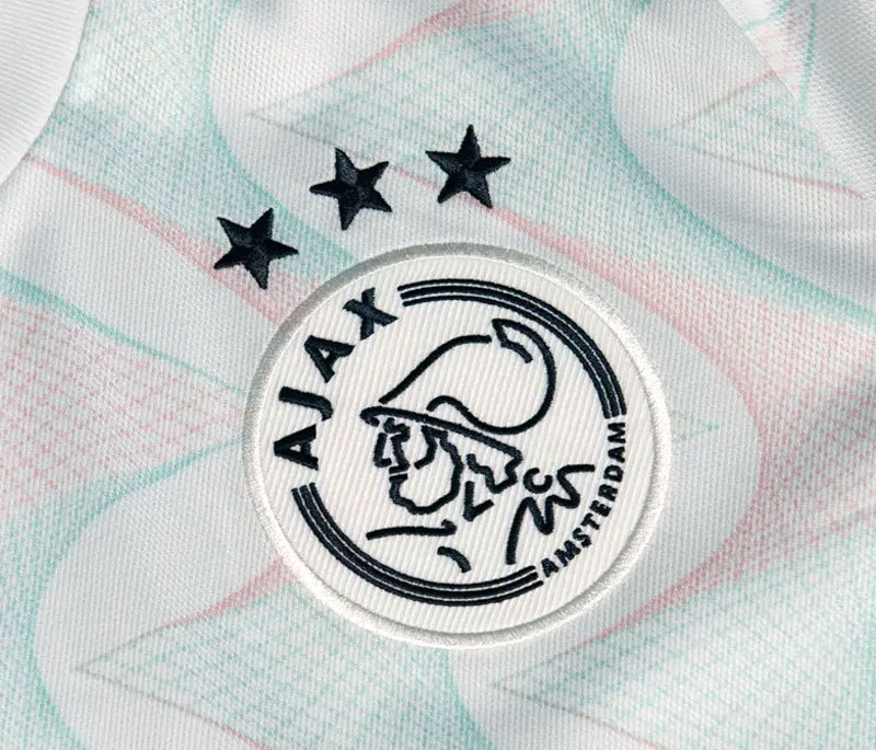 アヤックス、2023-24新ユニを発表！なんと「35年ぶり」の白アウェイ登場｜写真4