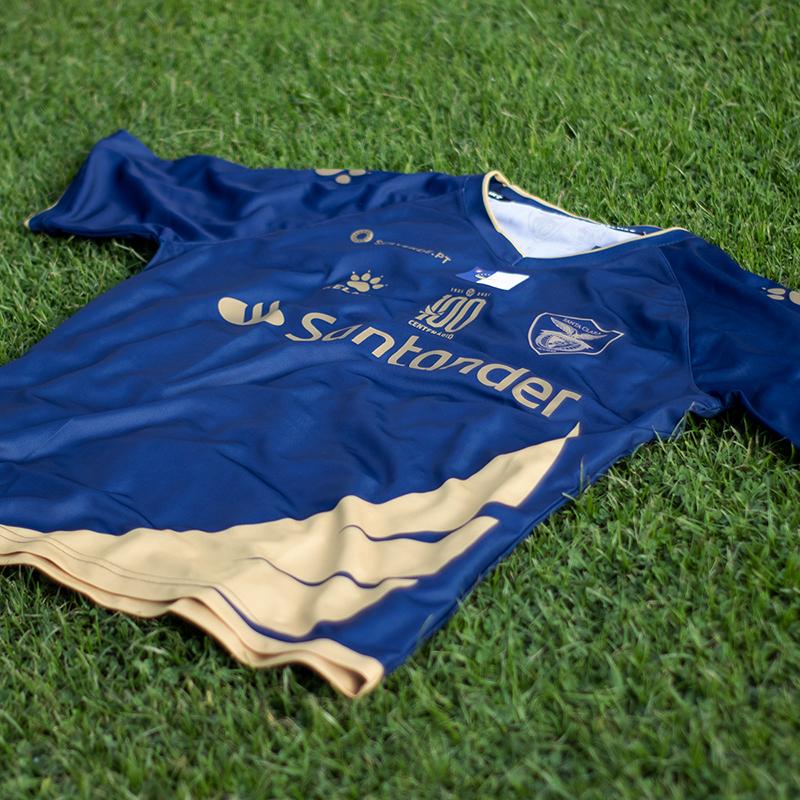 守田英正の新天地、サンタ・クララのユニフォーム！エンブレムは「あのチームにそっくり」｜写真6