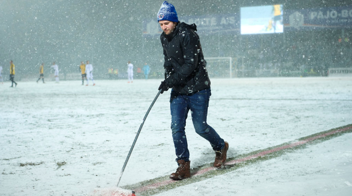 雪のなか美女が「プールで試合観戦」！仰天の“ジャグジー席”が登場｜写真5