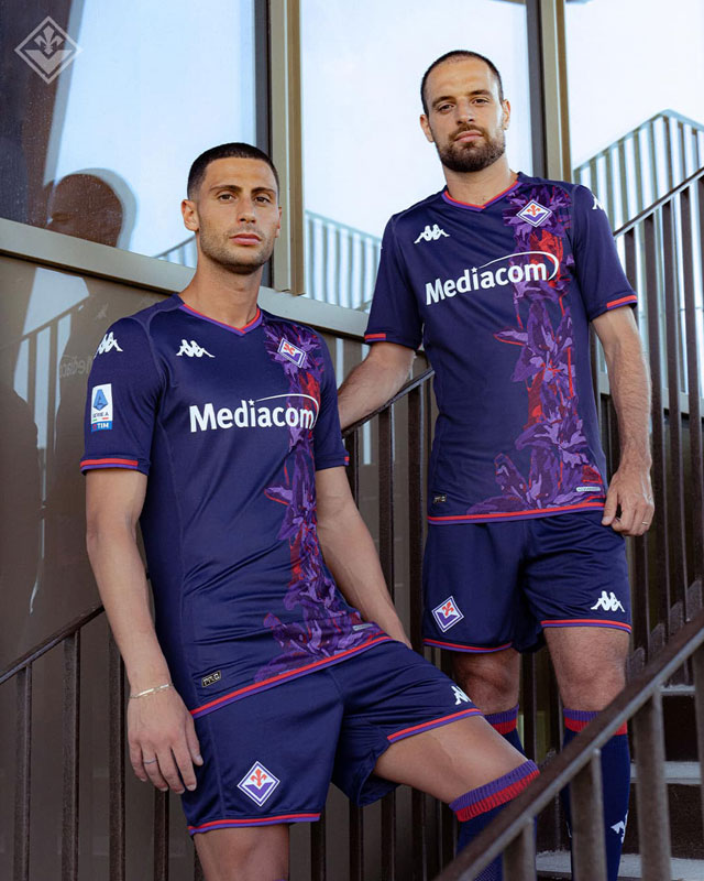 フィオレンティーナ、“美グラフィック”新サードユニが登場！ユリの花を鮮やかに描く｜写真5