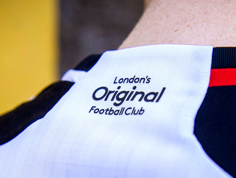 フラムの23-24新ユニフォームが登場！「ロンドン最古の誇り」を刻んだエンブレムカラー｜写真3