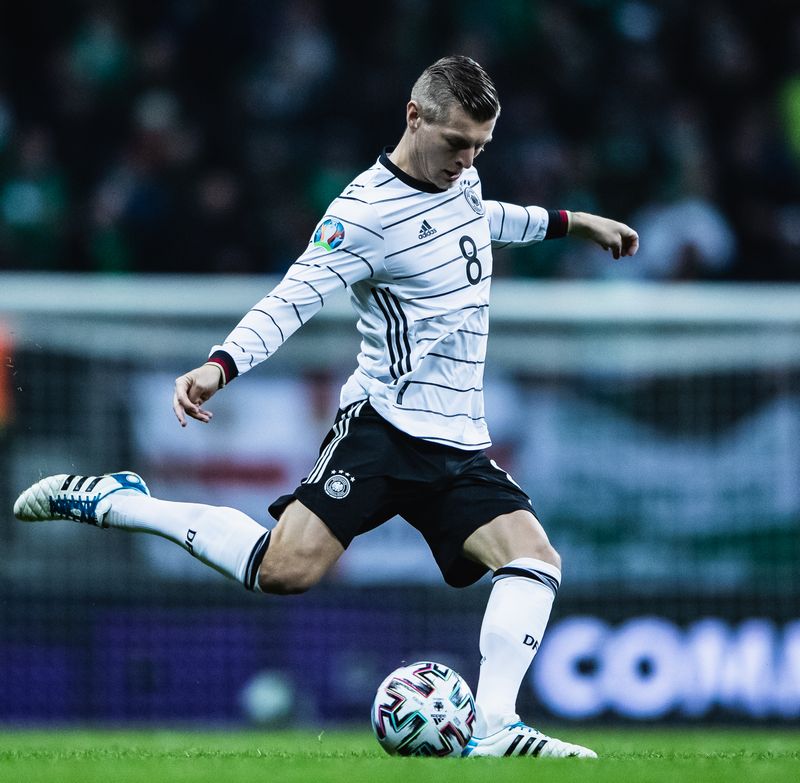 ウイイレ2020「キック力最高のセントラルMF」ベスト10｜写真8